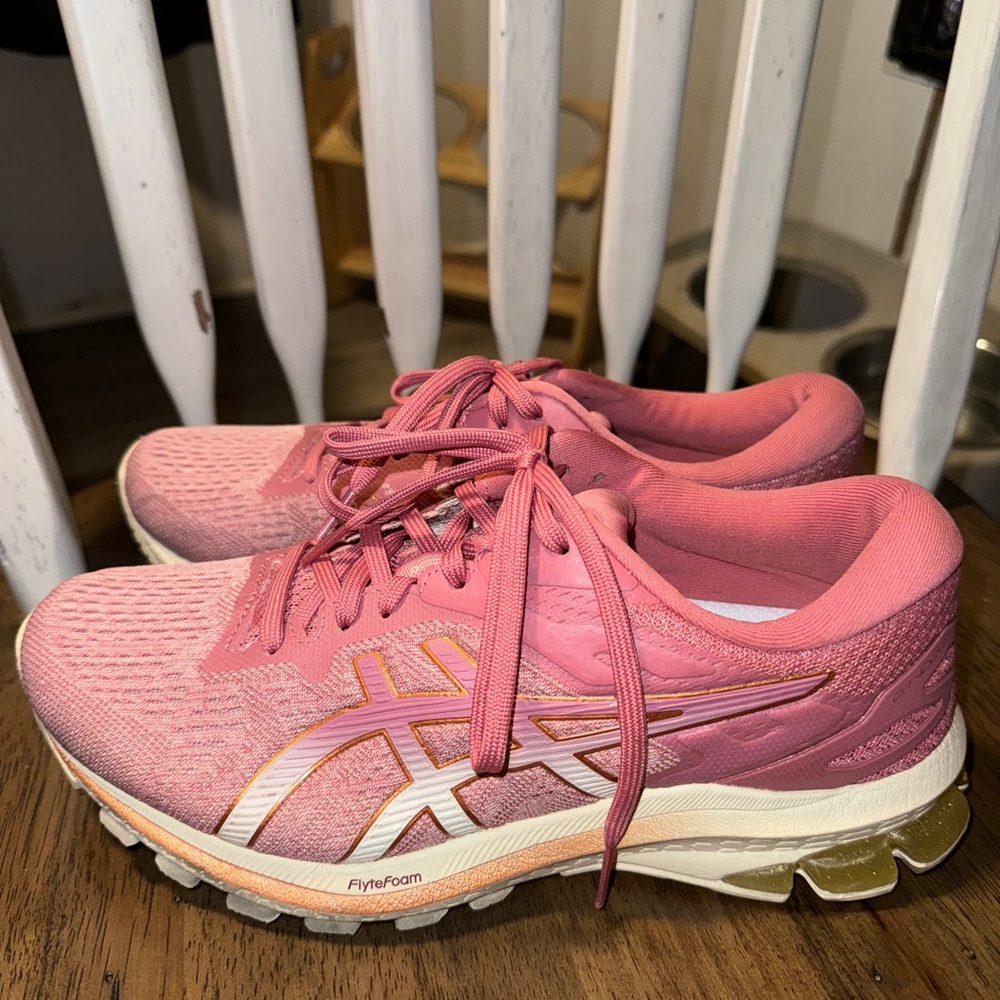 ASICS GT 1000 Womens size 8.5.